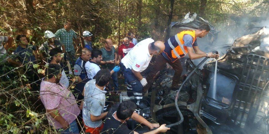 Uçurumdan yuvarlanan kamyon alev alev yandı: 3 ölü 