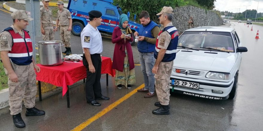 Jandarma vatandaşlara aşure dağıttı