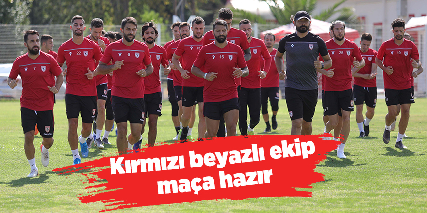 Kırmızı beyazlı ekip maça hazır