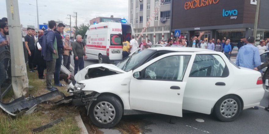 Aydınlatma direğine çarparak durabildi: 3 yaralı