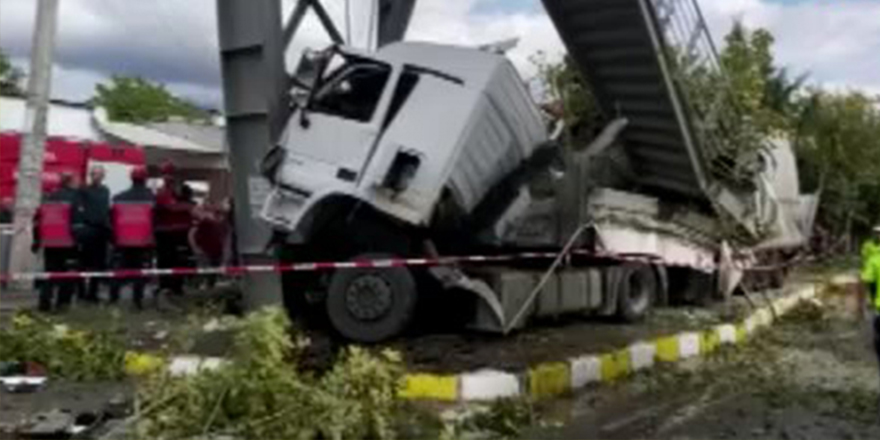 Tır yolcu durağını altına aldı: 1'i çocuk 2 ölü, 3 yaralı