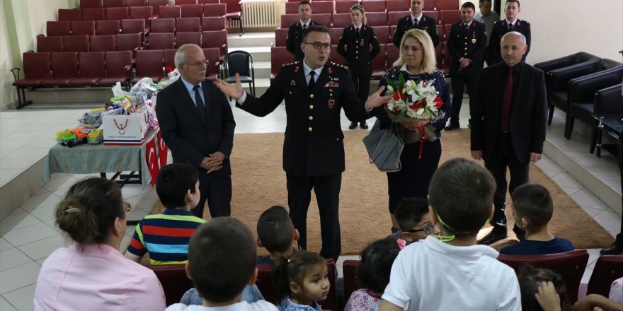 Samsun İl Jandarma Komutanı Güven'den yuvadaki çocuklara hediye