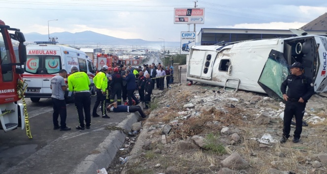 Direksiyon hakimiyeti kaybolan işçi servisi takla attı: 23 yaralı