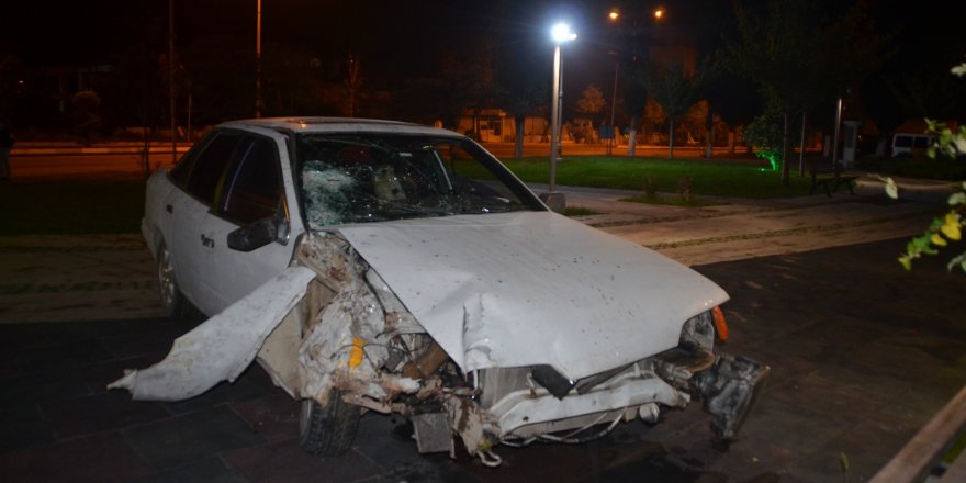 Samsun'da kaza yapan sürücü otomobili bırakıp kaçtı