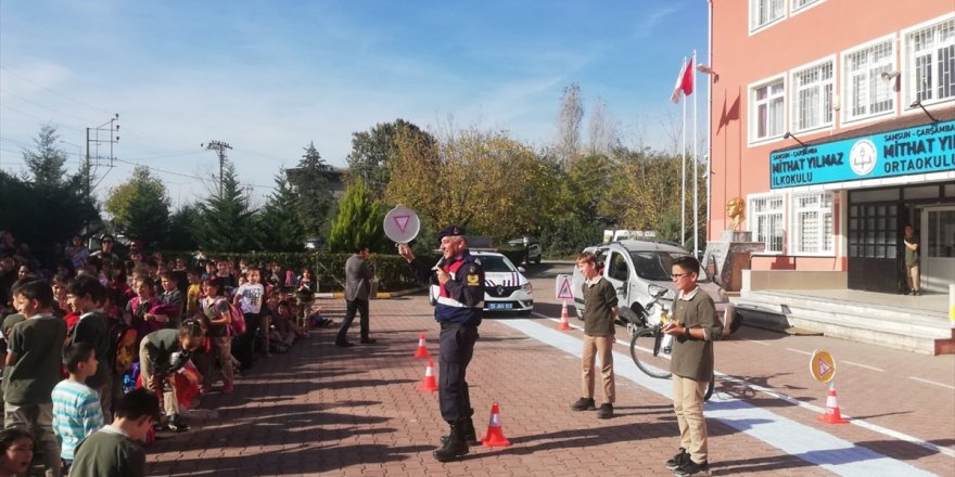 Jandarmadan ortaokula yaya trafik eğitim parkuru 