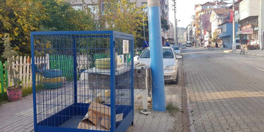 Alaçam' a geri dönüşüm kafesleri kuruldu