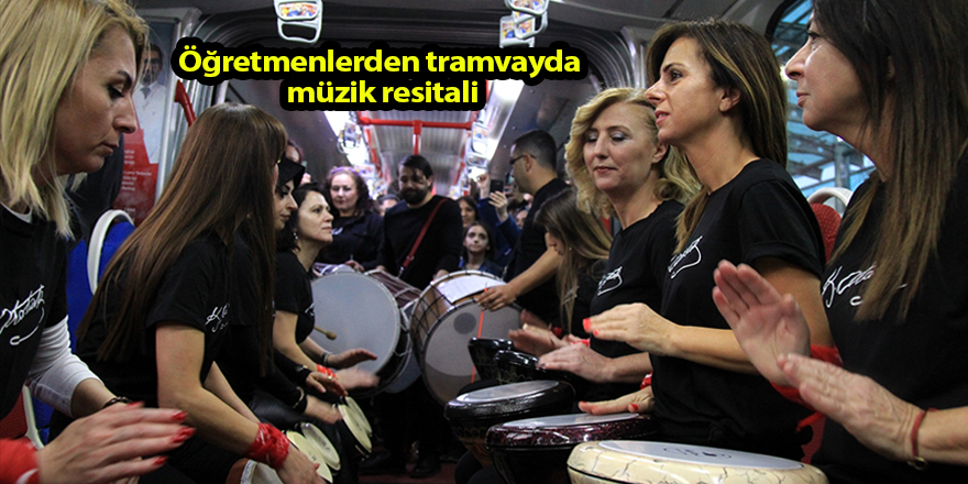 Öğretmenlerden tramvayda müzik resitali