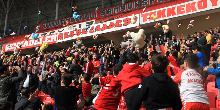 Samsunspor maçında kimsesiz çocuklara oyuncak sürprizi