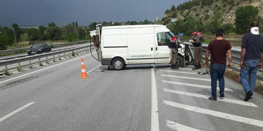 Minibüs bariyerlere çarptı: 1 yaralı