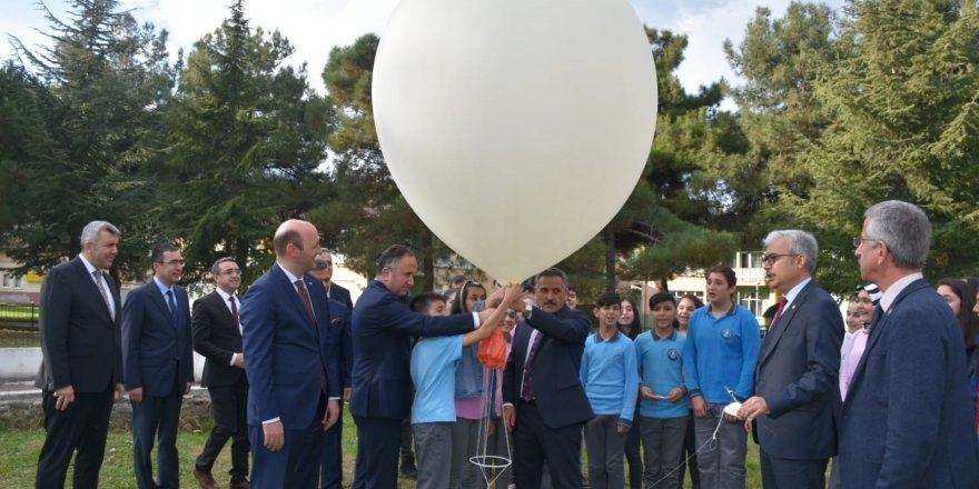 Samsun'da öğrenciler atmosfere dokundu