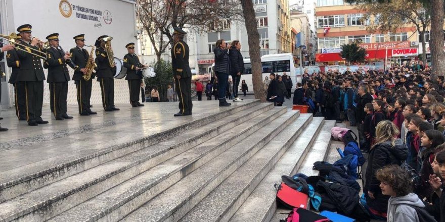 Askeri bandodan öğrencilere sürpriz konser