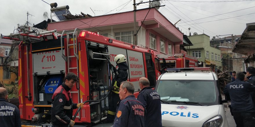 Samsun'da bir evin çatısı kül oldu