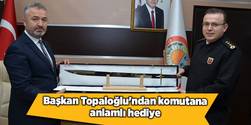 Başkan Topaloğlu'ndan komutana anlamlı hediye