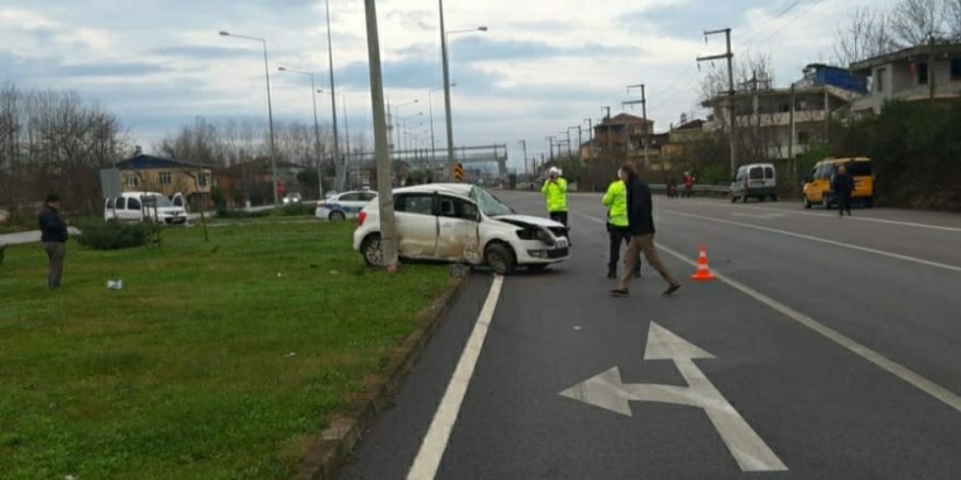 Samsun'da otomobil aydınlatma direğine çarptı: 1 yaralı