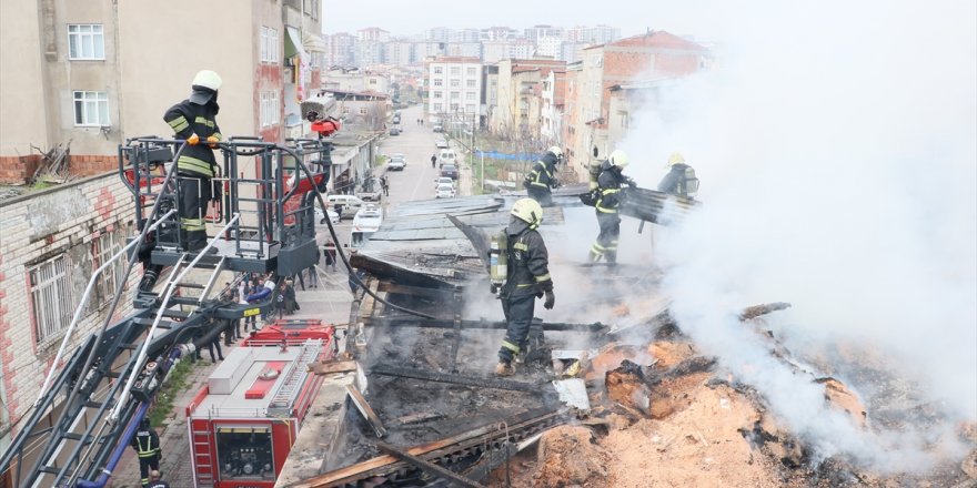 Samsun'da evin çatısı yandı