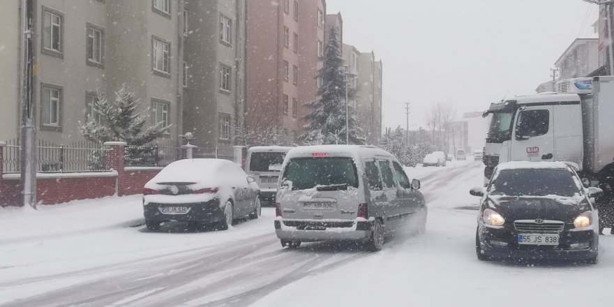 Bafra'da kar yağışı hayatı olumsuz etkiledi