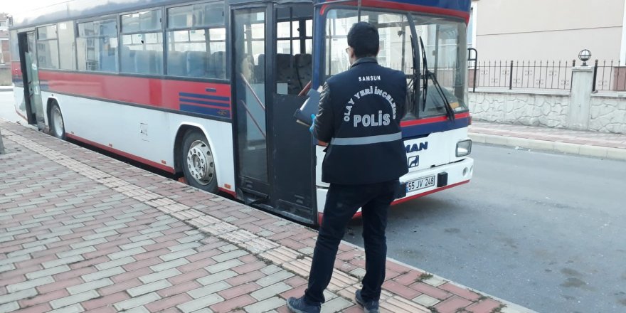 Samsun'da park halindeki servis otobüsünde alkol alıp teybi çaldılar