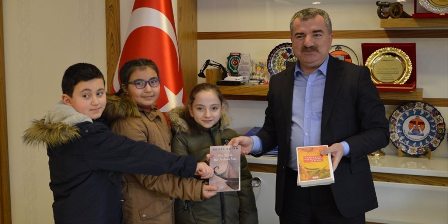 Öğrenciler Başkan Özdemir'e kitap hediye ettiler