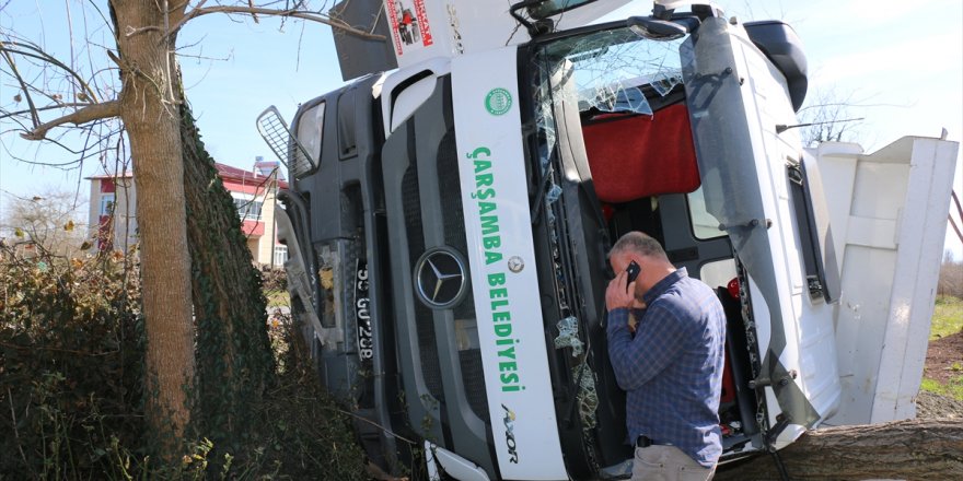 Çarşamba Belediyesi'nin kamyonu devrildi