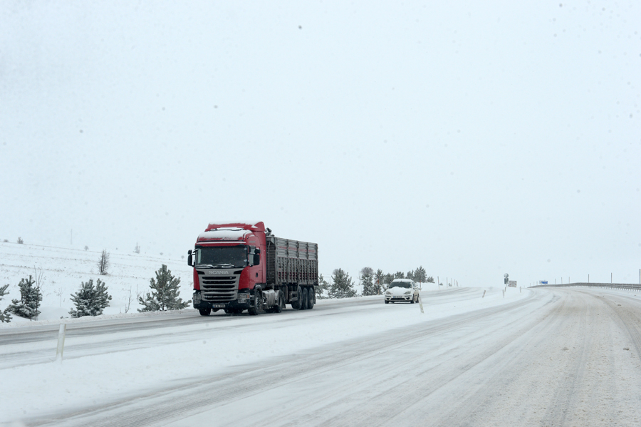 Kar yağışı ulaşımda aksamalara yol açıyor