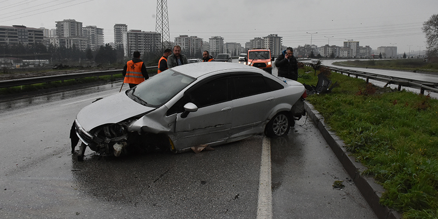 Samsun'da refüje çarpan otomobilin sürücüsü yaralandı