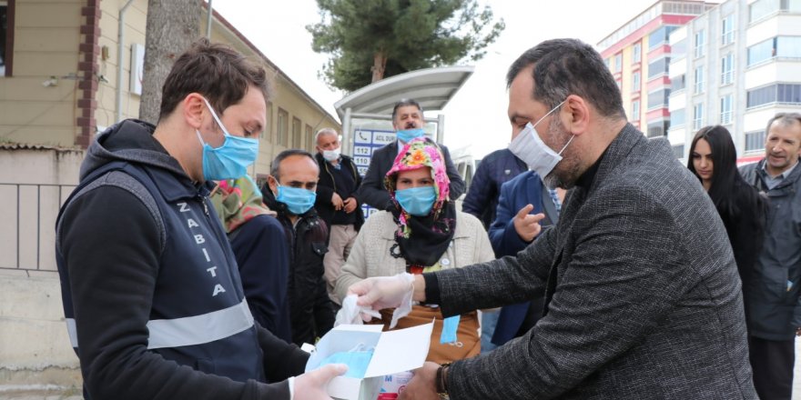 Başkan Sarıcaoğlu pazarda maske dağıttı