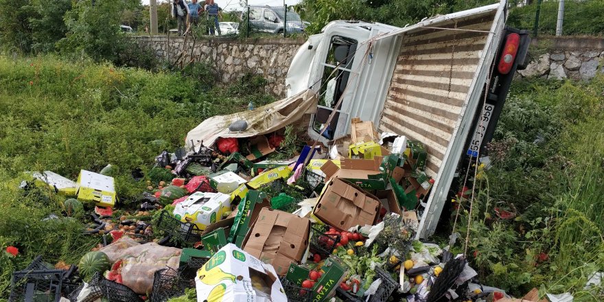 Samsun'da meyve-sebze yüklü kamyonet şarampole yuvarlandı: 2 yaralı