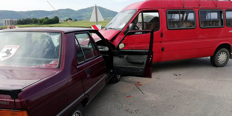 Samsun'da otomobil ile minibüs çarpıştı: 1 yaralı 