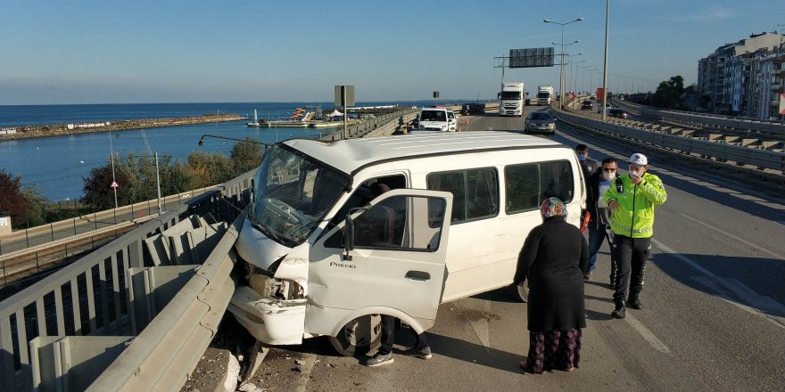 Samsun'da minibüs viyadükteki bariyerlere çarptı: 3 kişi yaralandı - samsun haber