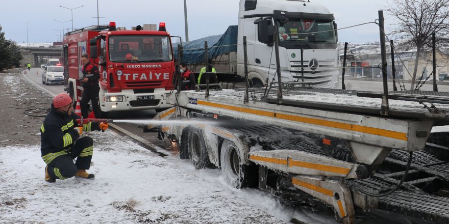 Samsun'da seyir halindeki  tırın dorsesi yandı - samsun haber