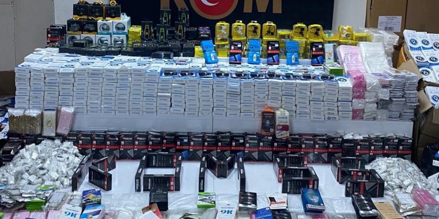 Samsun'da binlerce faturasız cep telefonu aksesuarları ele geçirildi - samsun haber