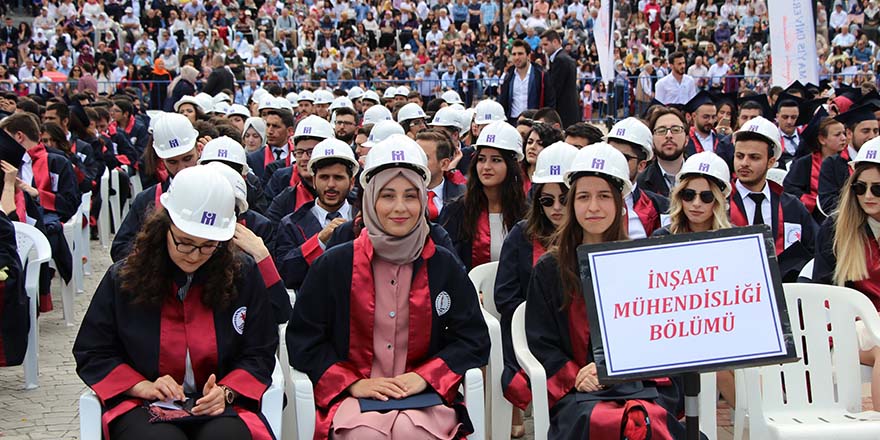 Mezuniyete baretle katıldılar 