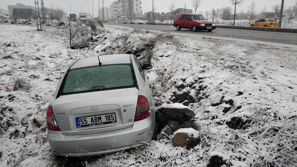 Samsun'da kardan kayan otomobil şarampole uçtu - samsun haber