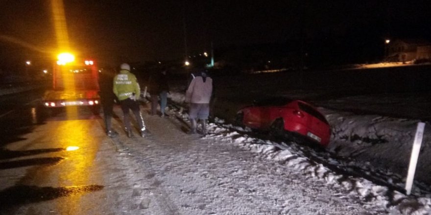 Samsun'da buzlu yolda kayan otomobil kanala düştü - samsun haber