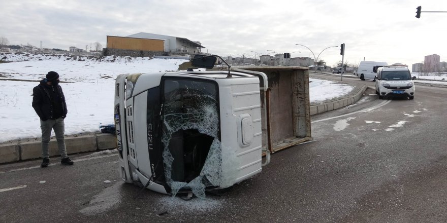 Samsun'da buzdan kayan kamyonet devrildi!  3 yaralı - samsun haber