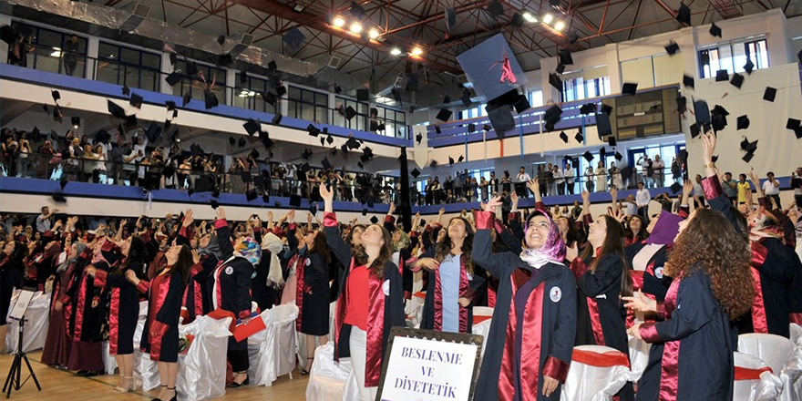 Sağlıkçılar diplomalarını aldı 