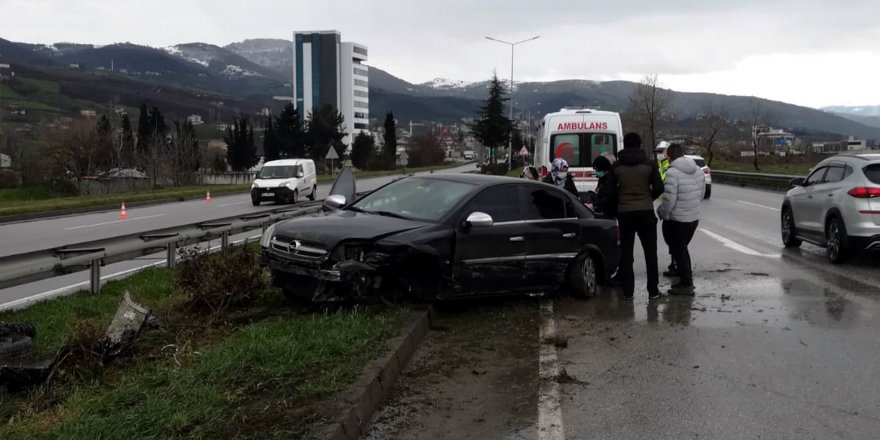 Samsun'da yağmurda kayan otomobil bariyere çarptı! 1 yaralı - samsun haber