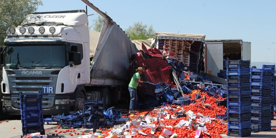 Tonlarca domates yola saçıldı 