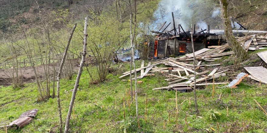 Samsun'da ahşap ev yangında kül oldu - samsun haber