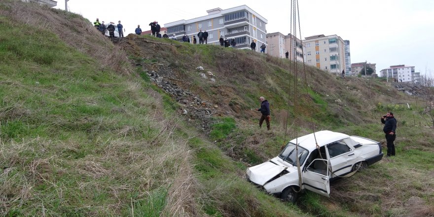 Samsun'da uçuruma yuvarlanan araçtan sağ çıktılar - samsun haber