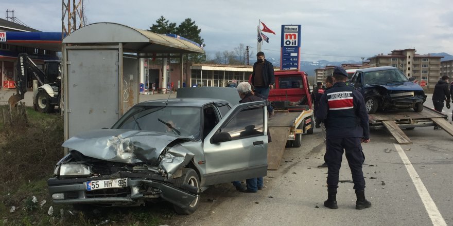 Samsun'da iki otomobil çarpıştı! 2 kişi yaralandı - samsun haber