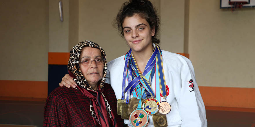 Büyüttüğü torununun şampiyon judocu olması için çabalıyor