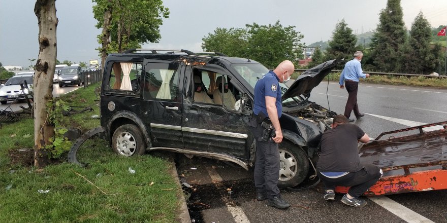 Samsun'da korkulukları parçalayan araçtan yara almadan çıktılar - samsun haber