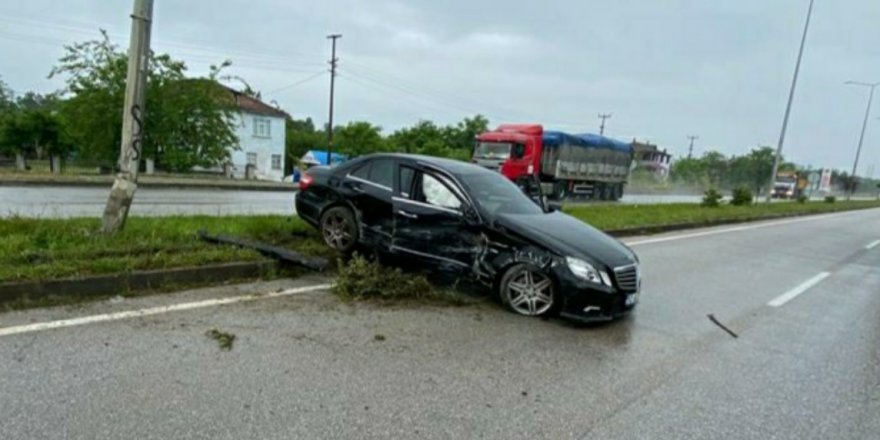 Samsun'da otomobil duvara çarpıp refüje çıktı: 1 yaralı - samsun haber