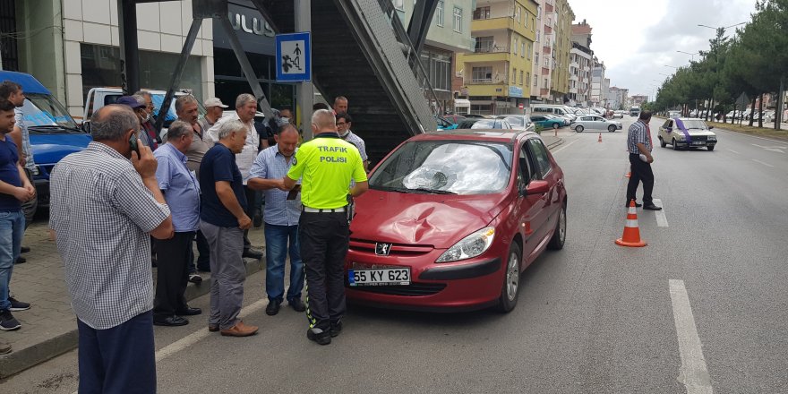 Samsun'da üst geçidi kullanmadı, otomobil çarptı - samsun haber