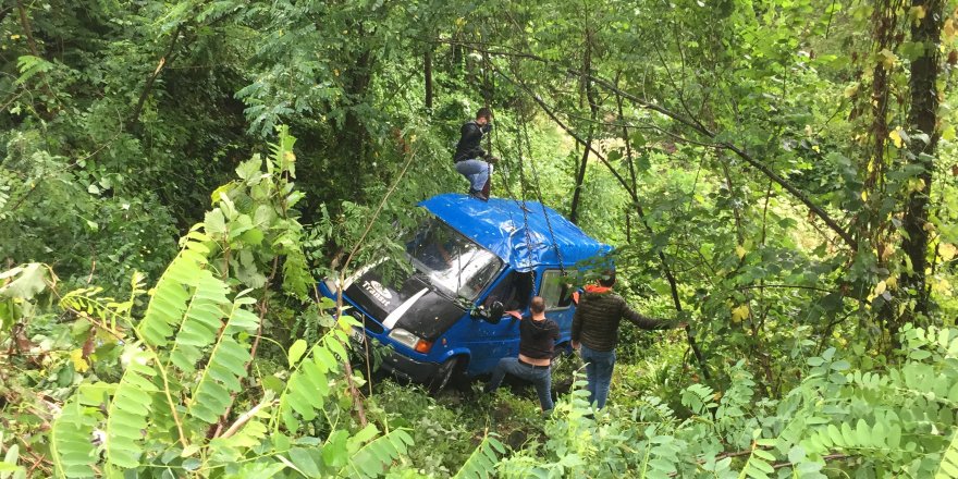 Samsun'da minibüs uçuruma yuvarlandı: 2 yaralı