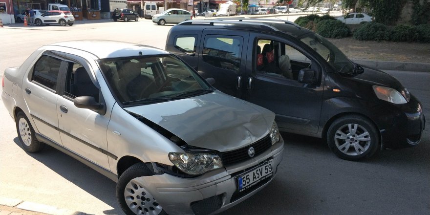 Samsun'da hasta taşıyan araçlar çarpıştı: 2 yaralı - samsun haber