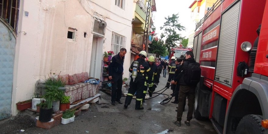 Kendini odaya kilitleyip evi ateşe verdi