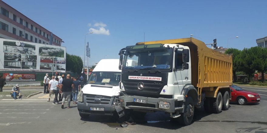 Samsun'da dolmuş minibüs ile kamyon çarpıştı: 2 yaralı - samsun haber