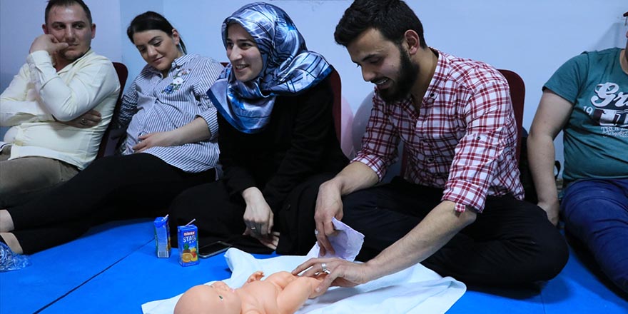 Baba adaylarına bebek yıkama, bez değiştirme eğitimi